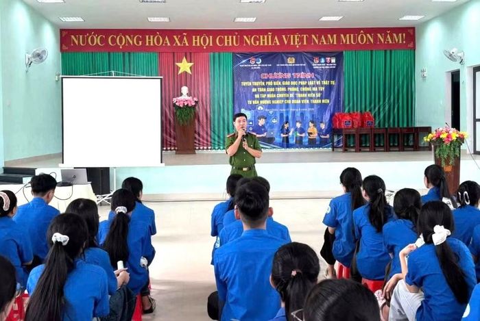 Tuyên truyền pháp luật cho học sinh, đoàn viên thanh niên ở xã Đan Điền.