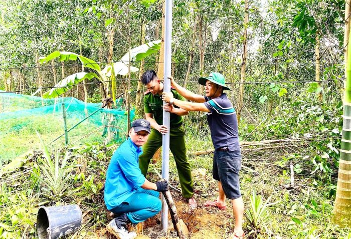 Dựng trụ đèn đường tại xã A Lưới 5.