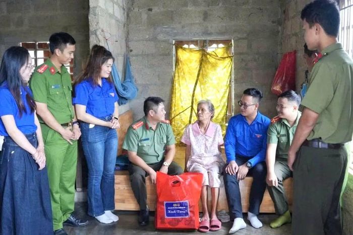 Ban Thanh niên Công an TP Huế và các đơn vị tặng quà gia đình chính sách ở xã Đan Điền.