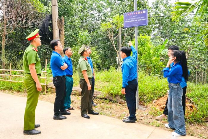 Công trình thanh niên "Tuyến đường ánh sáng xanh" tại thôn Hồng Hạ (xã A Lưới 5) do Tuổi trẻ Công an TP Huế và các đơn vị thực hiện.