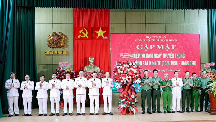 Các đồng chí lãnh đạo Đảng ủy, Ban Giám đốc Công an tỉnh tặng hoa chúc mừng tập thể lãnh đạo, CBCS Cảnh sát kinh tế Công an tỉnh.