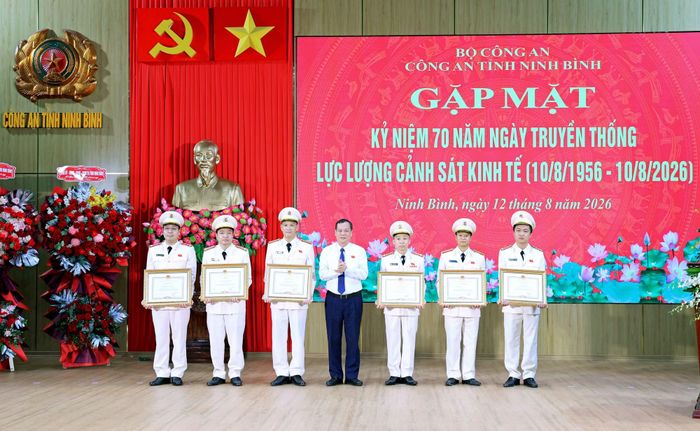 Đồng chí Lê Quốc Chỉnh trao Bằng khen cho các tập thể, cá nhân có thành tích xuất sắc.