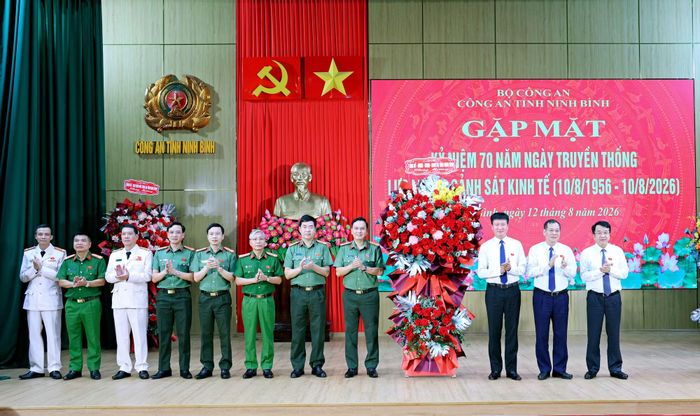 Các đồng chí lãnh đạo Tỉnh ủy, HĐND, UBND tỉnh tặng hoa chúc mừng Công an tỉnh và đơn vị Cảnh sát kinh tế Công an tỉnh.