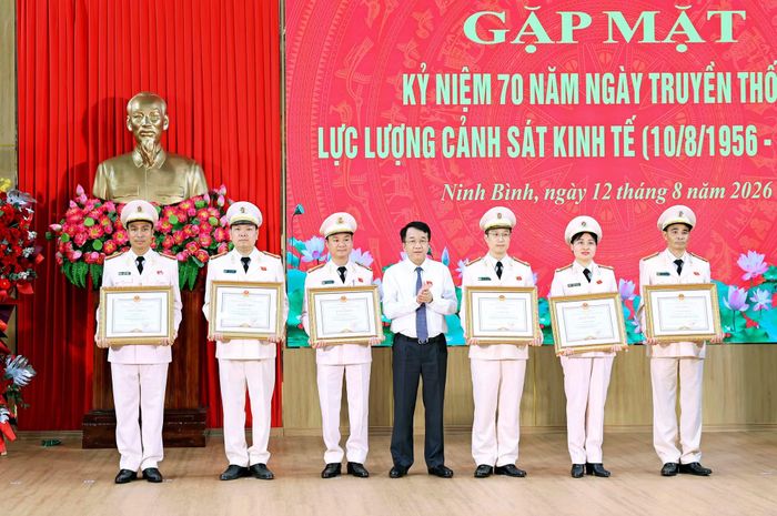Đồng chí Nguyễn Thanh Bình tặng Bằng khen cho các cá nhân có thành tích xuất sắc.