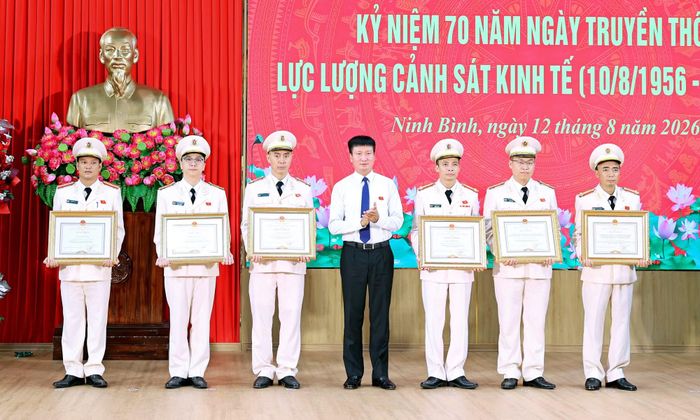 Đồng chí Trần Huy Tuấn trao Bằng khen cho các tập thể, cá nhân có thành tích xuất sắc.