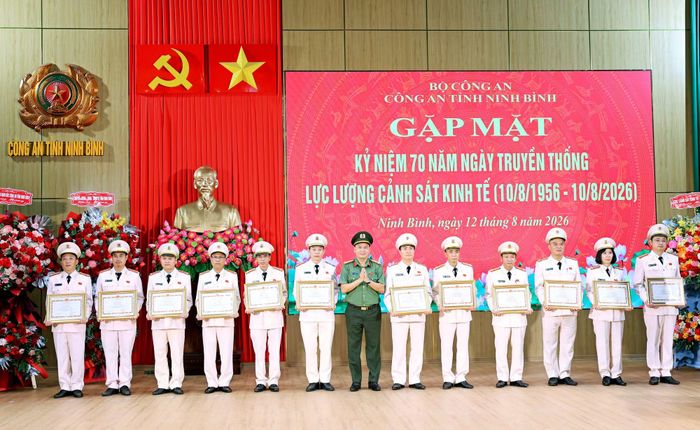 Đại tá Cù Quốc Thắng tặng Giấy khen cho các tập thể, cá nhân có thành tích xuất sắc.