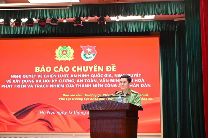  Thượng tá, PGS. TS Nguyễn Quang Chiến, Phó Cục trưởng Cục Khoa học, Chiến lược và Lịch sử Công an trình bày báo cáo chuyên đề nghị quyết về chiến lược an ninh quốc gia, nghị quyết về xây dựng xã hội kỷ cương, an toàn, văn minh, hài hòa, phát triển và trách nhiệm của Thanh niên CAND. 