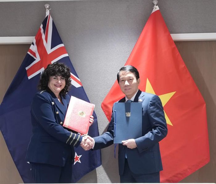  Hai Bộ trưởng trao Tuyên bố chung về thiết lập Đối thoại an ninh Việt Nam - New Zealand. 