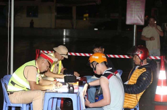 Lực lượng chức năng tăng cường kiểm tra, xử lý các hành vi vi phạm.