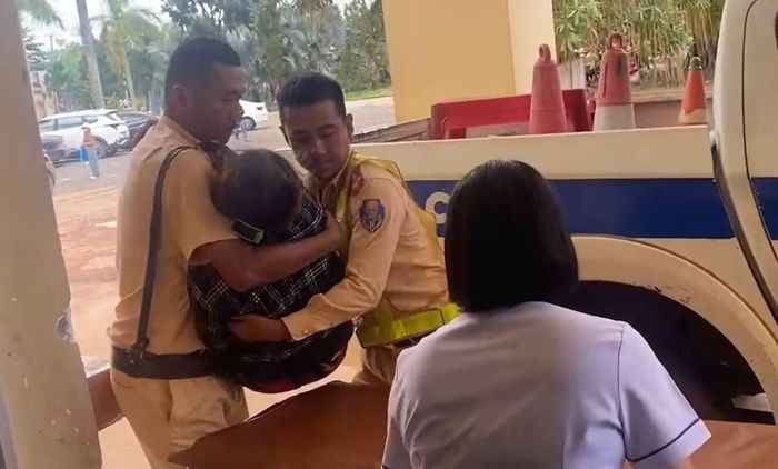 Công an đưa bà Táy Bệnh viện tỉnh Đắk Nông