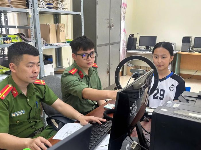 Công an xã Côn Minh, tỉnh Thái Nguyên làm thủ tục cấp căn cước cho trẻ em.