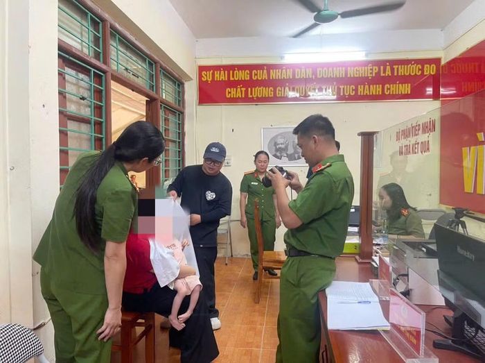 Công an phường Đức Xuân cấp căn cước và thu nhận định danh điện tử mức 2 cho trẻ em đang được chăm sóc, nuôi dưỡng tại Cơ sở bảo trợ xã hội tổng hợp tỉnh Thái Nguyên.