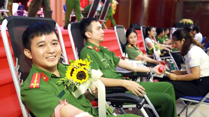  Cán bộ, chiến sĩ Công an tỉnh Lào Cai tham gia hiến máu tình nguyện. 