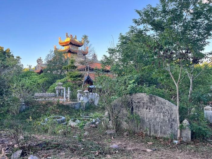 Trong khu vực dự án, có một số lượng lớn lăng, mộ phải di dời.
