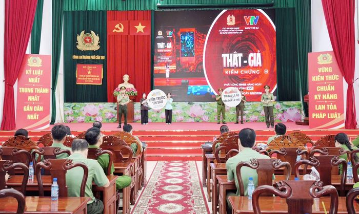 Các đội tham gia phần thi thuyết trình.