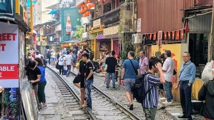 Nhiều khách du lịch thích đến phố "cà phê đường tàu". (ảnh: Nguyễn Khánh)