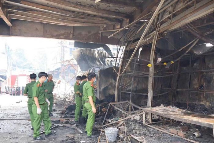 Công an khám nghiệm hiện trường sau vụ cháy.