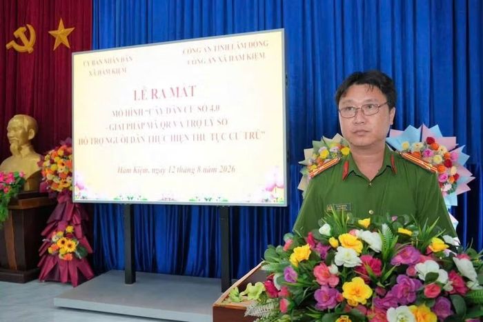 Thượng tá Tô Đức Nghĩa báo cáo quá trình nghiên cứu, xây dựng và triển khai mô hình.