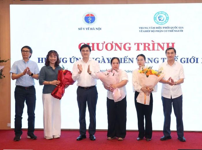 Lãnh đạo Bộ Y tế và lãnh đạo Sở Y tế Hà Nội, Trung tâm Điều phối ghép tạng Quốc gia tri ân gia đình người hiến tạng.