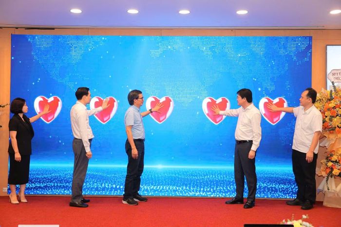 Lãnh đạo Trung tâm Điều phối ghép tạng Quốc gia, Sở Y tế Hà Nội và Bệnh viện Đa khoa Xanh Pôn cùng các đại biểu phát động đăng ký hiến tặng mô tạng.