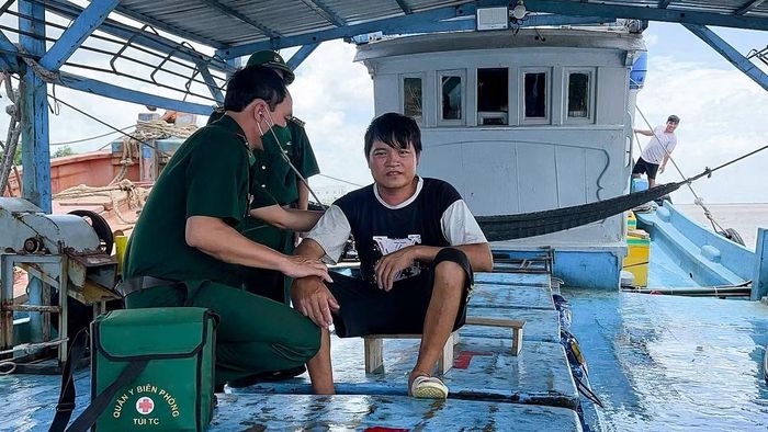 Cán bộ Quân y kiểm tra sức khỏe các ngư dân gặp nạn.