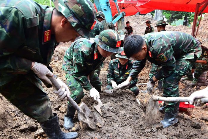 Trong ngày 13/8, lực lượng làm nhiệm vụ phát hiện, quy tập 18 bộ hài cốt liệt sĩ tại Khu B và 12 bộ di vật kèm theo.