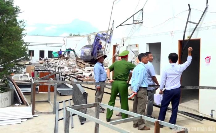  Lực lượng chức năng của phường Phú Lợi, TP Cần Thơ cưỡng chế phá dỡ công trình xây dựng trái phép của hộ ông Phạm Văn Toàn. 