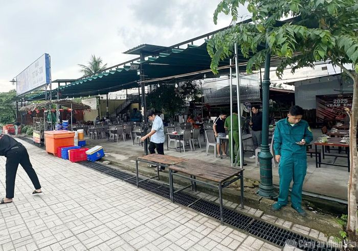 Tổ công tác UBND phường Tân An kiểm tra, phát hiện các công trình vi phạm trên tuyến đường Tầm Vu và khu vực bờ kè sông Cần Thơ.