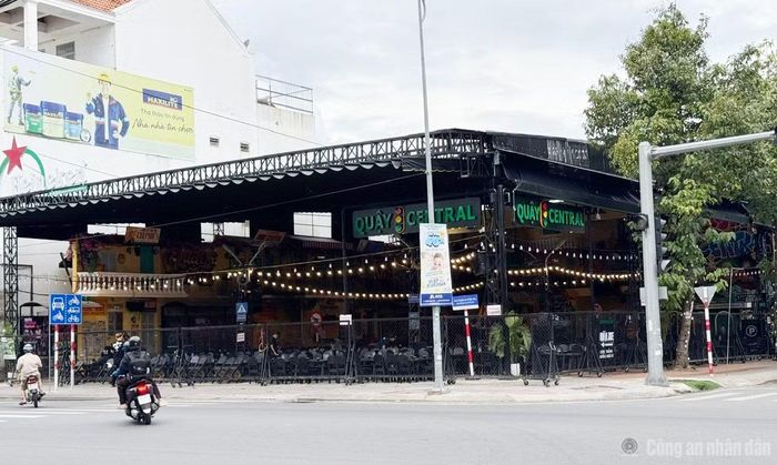 Cơ sở kinh doanh “Quậy Central” bị buộc tháo dỡ phần công trình xây dựng sai khoảng lùi so với giới đường đỏ và sai mật độ xây dựng theo quy hoạch đã được phê duyệt.