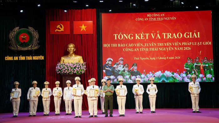 Đại tá Hà Trọng Trung, Phó Giám đốc Công an tỉnh Thái Nguyên trao giải cho các thí sinh đoạt giải Nhất, Nhì, Ba.