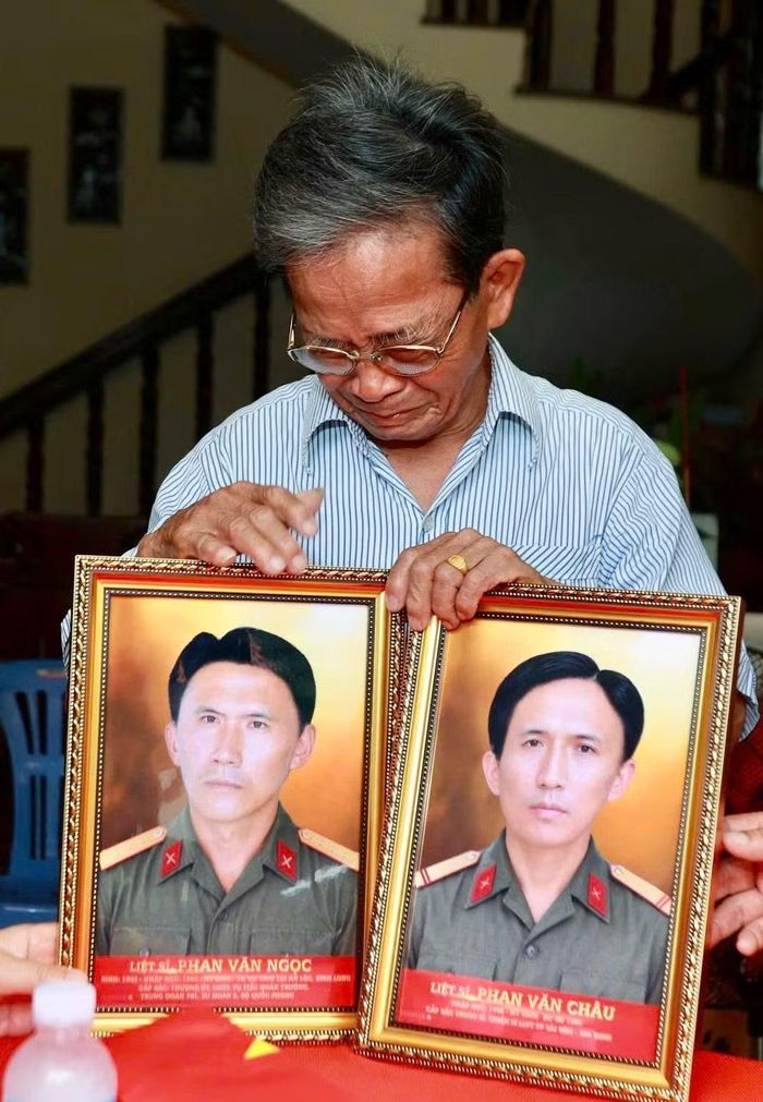 Khoảnh khắc xúc động khi hai tấm di ảnh hai người anh đã hy sinh được mở ra, ông Phan Văn Tư không thể kìm được nước mắt.