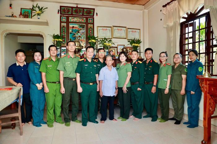 Cán bộ chiến sĩ Bộ Tư lệnh TP Hồ Chí Minh và Công an TP Hồ Chí Minh cùng thân nhân gia đình trước bàn thờ hai Liệt sĩ.