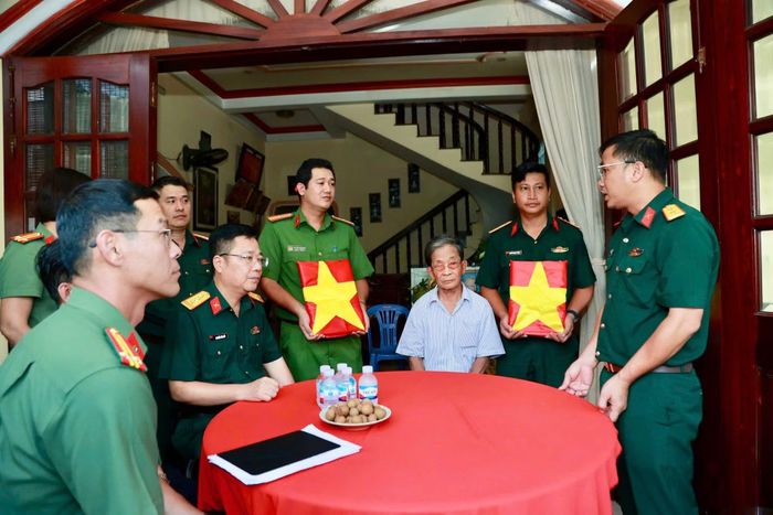  Bộ Tư lệnh TP Hồ Chí Minh và Công an TP Hồ Chí Minh đưa hai bức chân dung được phục dựng của Liệt sĩ Phan Văn Ngọc và Liệt sĩ Phan Văn Châu đến với gia đình Mẹ Việt Nam Anh hùng Huỳnh Thị Tui. 