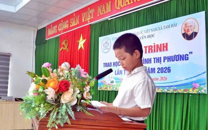 Các học sinh nhận học bổng phát biểu tại buổi lễ.