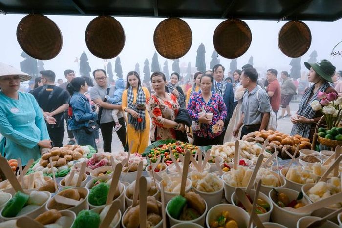 Chợ Lá là phiên chợ duy nhất tại Việt Nam mà du khách không cần dùng tiền vẫn có thể mua các đặc sản ẩm thực Tây Ninh.