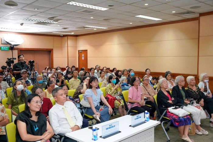 Đông đảo người bệnh và người thân theo dõi chương trình. Ảnh: BV ĐHYD