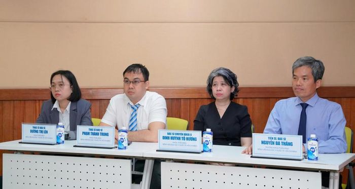 Các bác sĩ Khoa Thần kinh tham gia tư vấn tại chương trình. Ảnh: BV ĐHYD