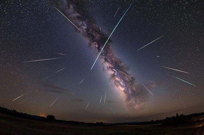 Mưa sao băng Perseids trên bầu trời đêm. Hiện tượng đạt cực đại trong đêm 12/8.