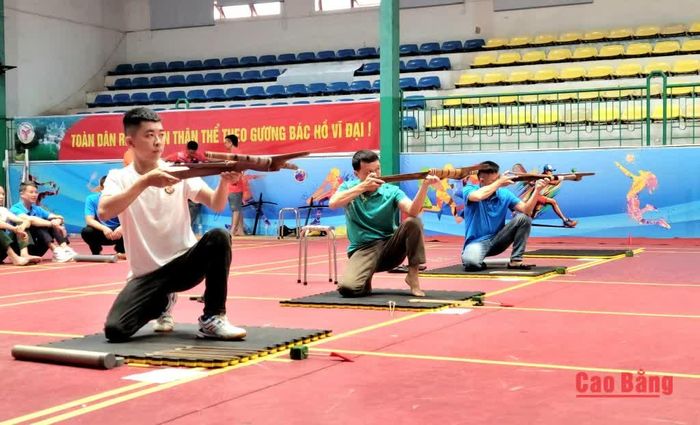 Các vận động viên thi đấu môn bắn nỏ tại Đại hội Thể dục thể thao tỉnh lần thứ X.