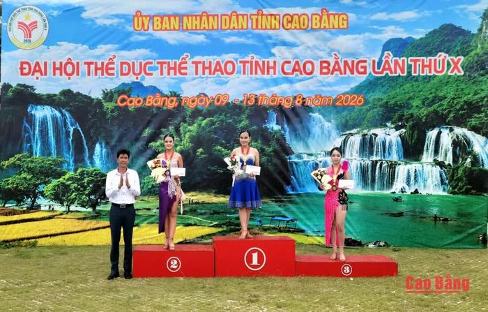 Ban Tổ chức trao giải cho các nữ vận động viên môn khiêu vũ thể thao.