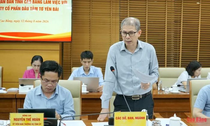 Giám đốc Sở Nông nghiệp và Môi trường Nông Quốc Hùng báo cáo tại buổi làm việc.
