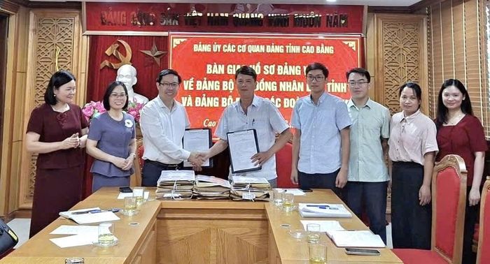 Lãnh đạo Đảng ủy các cơ quan Đảng tỉnh bàn giao hồ sơ đảng viên cho Đảng bộ MTTQ và các đoàn thể tỉnh.
