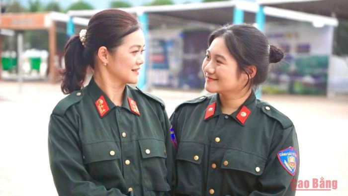 Hai thế hệ tiếp nối cùng chung một màu áo, một niềm tự hào và lý tưởng của người chiến sĩ Công an nhân dân.