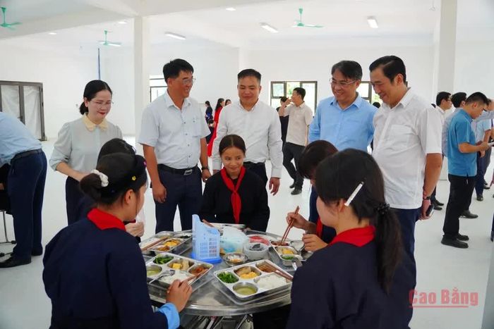 Bí thư Tỉnh ủy Phan Thăng An cùng các đại biểu kiểm tra việc tổ chức bữa ăn cho học sinh tại nhà ăn bán trú.