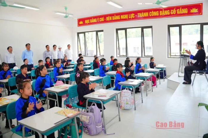 Bí thư Tỉnh ủy Phan Thăng An, Chủ tịch UBND tỉnh Lê Hải Hòa cùng các đại biểu tham quan, theo dõi hoạt động dạy học thử nghiệm tại Trường Phổ thông nội trú Tiểu học và THCS Hạ Lang.