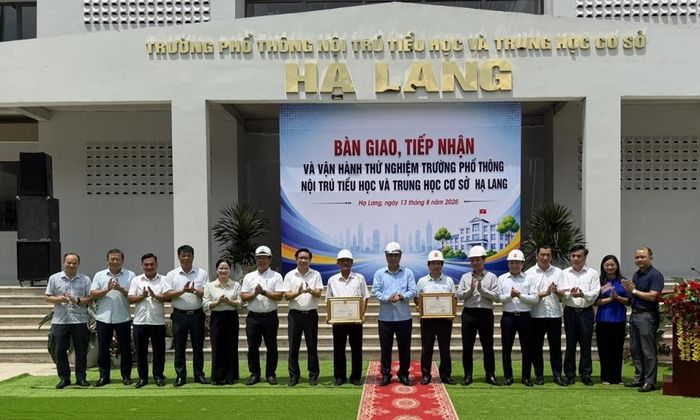 Bí thư Tỉnh ủy Phan Thăng An và Chủ tịch UBND tỉnh Lê Hải Hòa trao Bằng khen cho 2 đơn vị có thành tích xuất sắc trong thực hiện công trình.