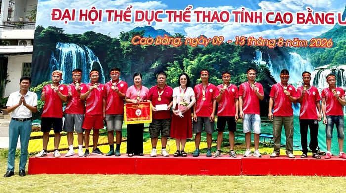 Ban Tổ chức trao giải nhất đồng đội nam môn kéo co cho phường Nùng Trí Cao.