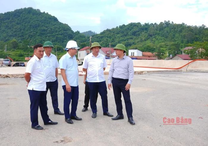 Chủ tịch UBND tỉnh Lê Hải Hòa kiểm tra tiến độ thi công nút giao IC04 tại Km61+700.