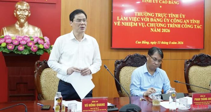 Phó Bí thư Tỉnh ủy, Chủ tịch Ủy ban MTTQ tỉnh Vũ Hồng Quang điều hành thảo luận buổi làm việc.