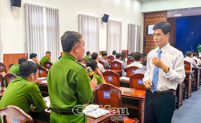 Tiến sĩ Phạm Quốc Sử, Phó Giám đốc Sở Tư pháp, tập huấn nghiệp vụ cho cán bộ, công chức làm công tác pháp chế trong xử lý văn bản vi phạm hành chính.